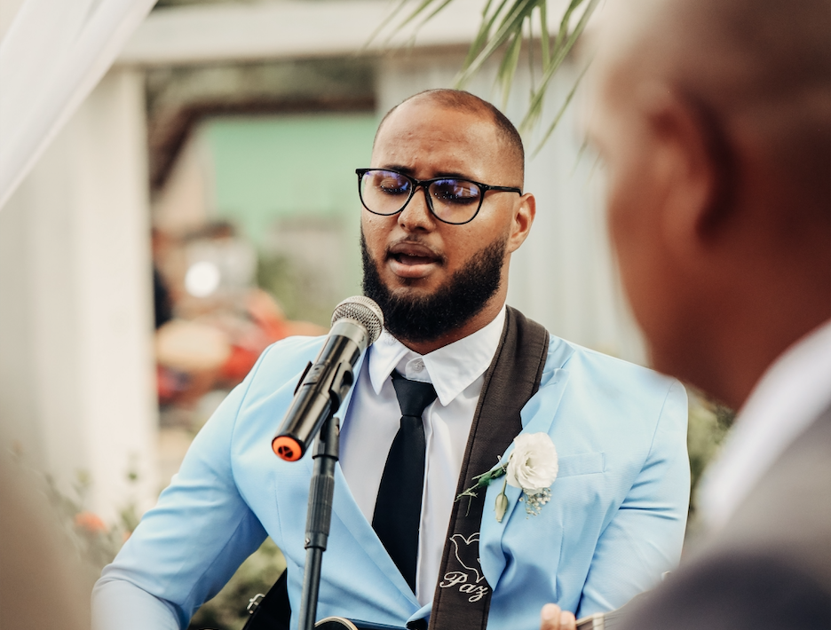 Comment rendre hommage à un proche disparu le jour de son mariage : 8 idées pleines de douceur