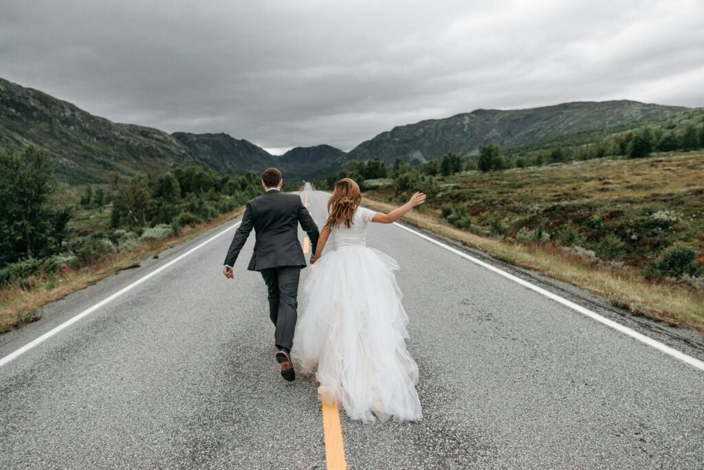 Élopement : pourquoi cette tendance séduit de plus en plus de mariés. Mariage à deux, mariage intime.