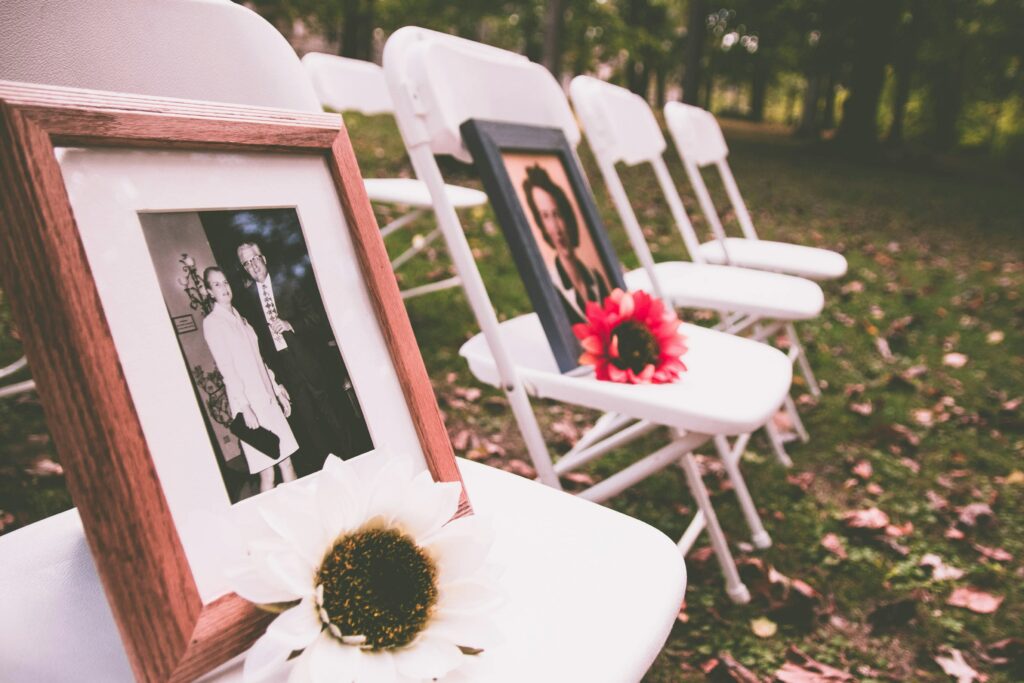 Comment rendre hommage à un proche disparu le jour de son mariage : 8 idées pleines de douceur