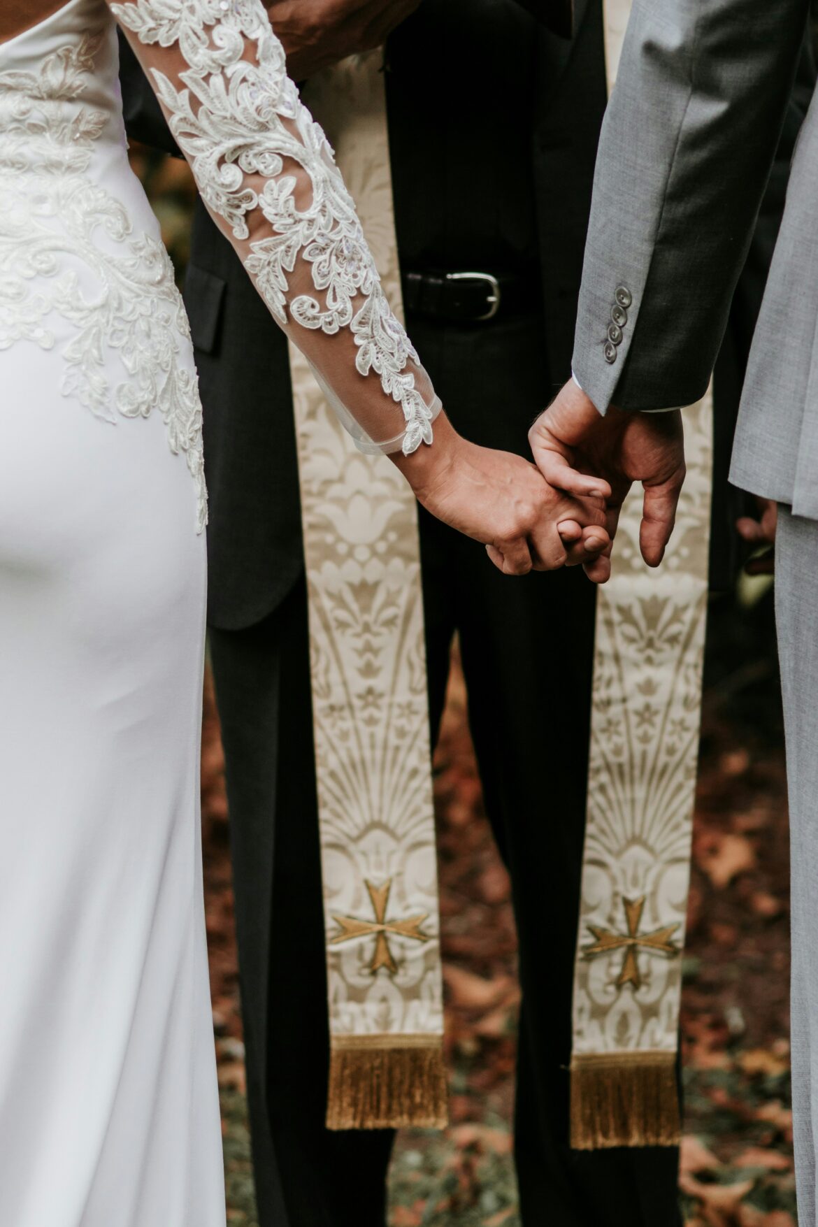 Comment rendre hommage à un proche disparu le jour de son mariage : 8 idées pleines de douceur