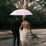 Séance photo de mariage sous la pluie : c'est possible.