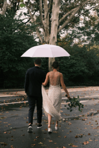 Séance photo de mariage sous la pluie : c'est possible.