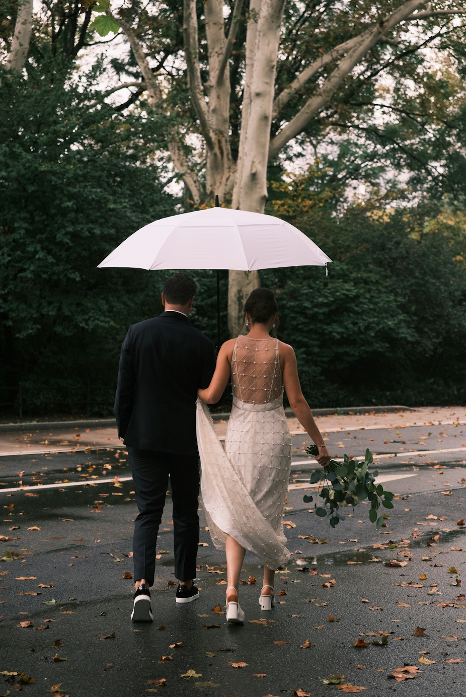 Séance photo de mariage sous la pluie : oui, c’est possible.