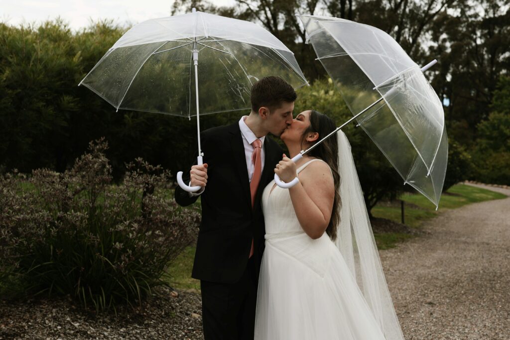 Séance photo de mariage sous la pluie : c'est possible.