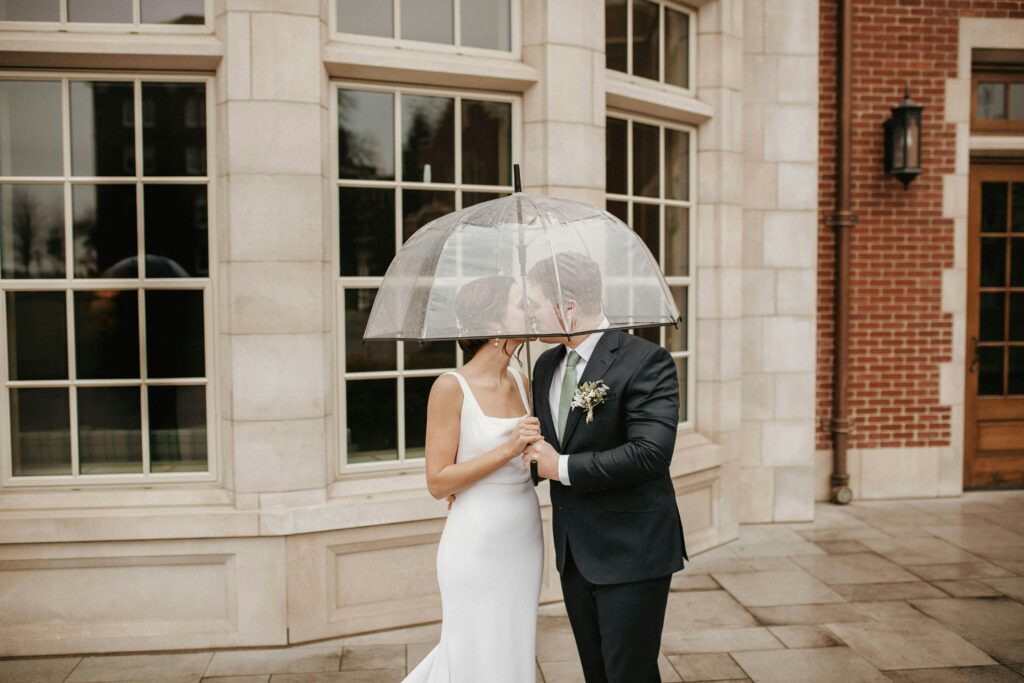 Séance photo de mariage sous la pluie : c'est possible.